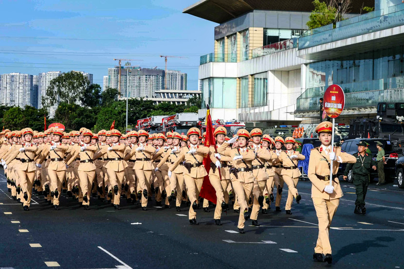 Khối nữ CSGT rạng ngời trong nắng sớm