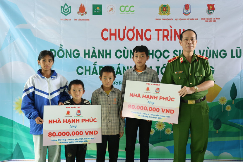 PGS.TS Trần Quang Huyên, Phó Giám đốc Học viện Cảnh sát nhân dân trao biển tượng trưng kinh phí xây dựng 2 “Ngôi nhà hạnh phúc” cho trẻ mồ côi, dân tộc thiểu số có hoàn cảnh khó khăn PGS.TS Trần Quang Huyên, Phó Giám đốc Học viện Cảnh sát nhân dân trao biển tượng trưng kinh phí xây dựng 2 “Ngôi nhà hạnh phúc” cho trẻ mồ côi, dân tộc thiểu số có hoàn cảnh khó khăn