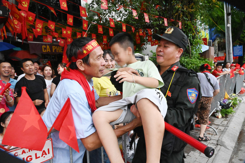 Thiếu tá Nguyễn Chí Kiên (Phòng Cảnh sát cơ động, CATP Hà Nội) tìm và đưa cháu bị lạc về tận tay người dân từ Nghệ An lên xem A80