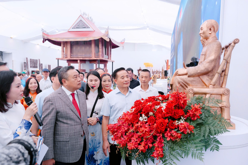 Chủ tịch UBND TP Hà Nội Trần Sỹ Thanh tham quan “Không gian Truyền thống và Sáng tạo Hà Nội 2025”.