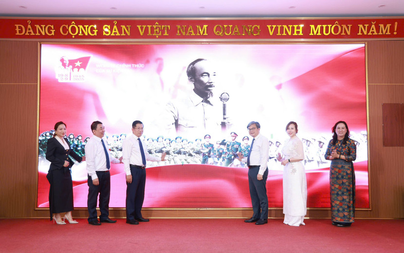 Phó Chủ tịch UBND TP Hà Nội Trương Việt Dũng cùng các đại biểu khai trương nền tảng số “A80 - Tự hào Việt Nam”