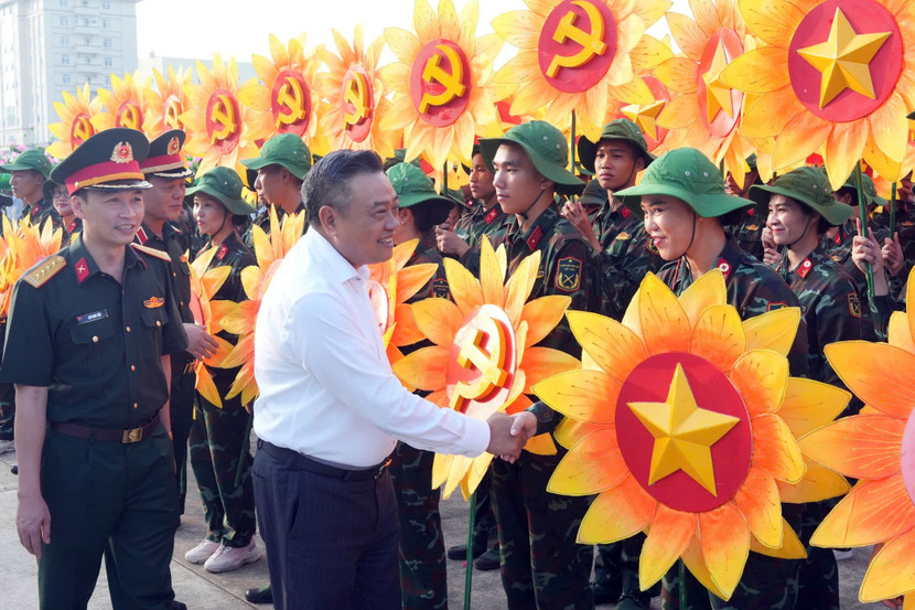 Chủ tịch UBND TP Trần Sỹ Thanh cho rằng được tham gia diễu binh, diễu hành trong kiện trọng đại của đất nước không chỉ là niềm vinh dự, tự hào mà còn là trách nhiệm thiêng liêng của mỗi cán bộ, chiến sĩ