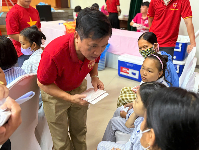 Ông Phan Hồng Thuỷ trao quà và ân cần thăm hỏi, động viên các em học sinh là bệnh nhân đặc biệt khó khăn Ông Phan Hồng Thuỷ trao quà và ân cần thăm hỏi, động viên các em học sinh là bệnh nhân đặc biệt khó khăn