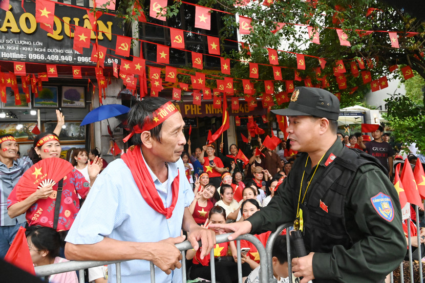 Thiếu tá Nguyễn Chí Kiên (Phòng Cảnh sát cơ động, CATP Hà Nội) trấn an người dân bị lạc mất cháu