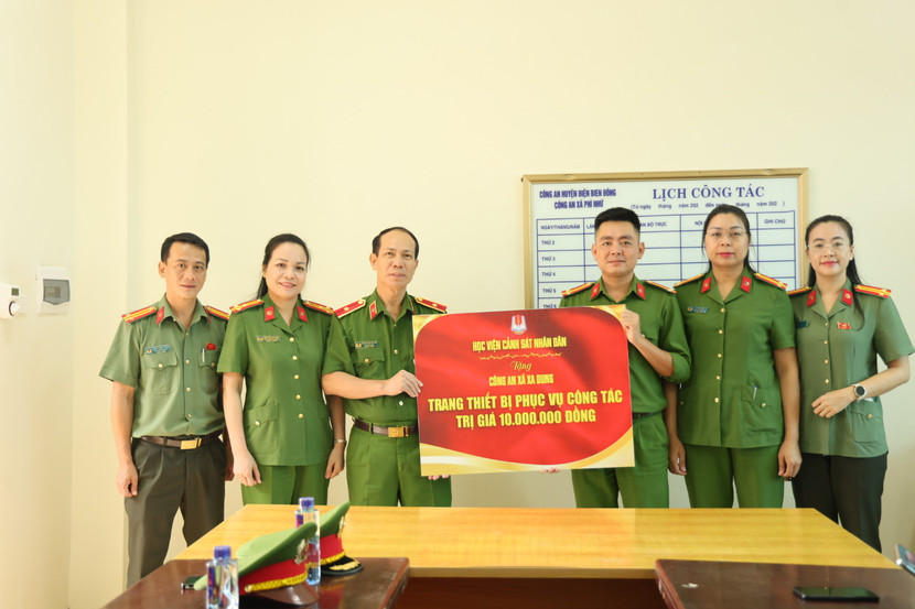 Đoàn công tác Học viện CSND tặng quà cho Công an xã Xa Dung, tỉnh Điện Biên Đoàn công tác Học viện CSND tặng quà cho Công an xã Xa Dung, tỉnh Điện Biên