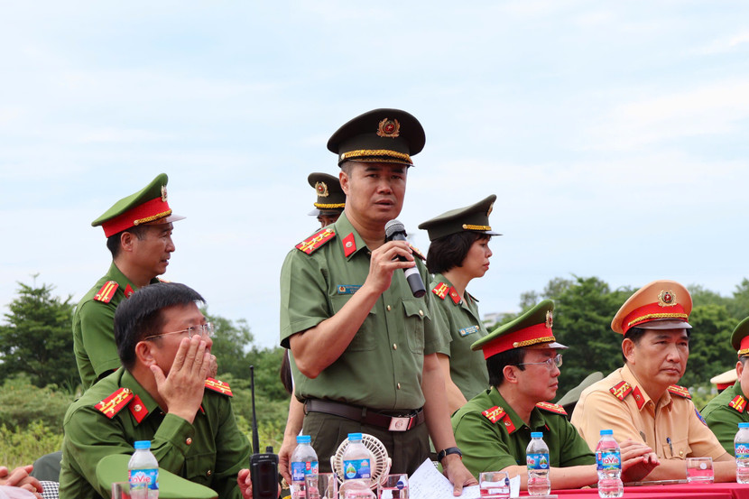 Chỉ đạo buổi hợp luyện, Đại tá Nguyễn Ngọc Quyền, Phó Giám đốc CATP đã góp ý riêng với từng khối.