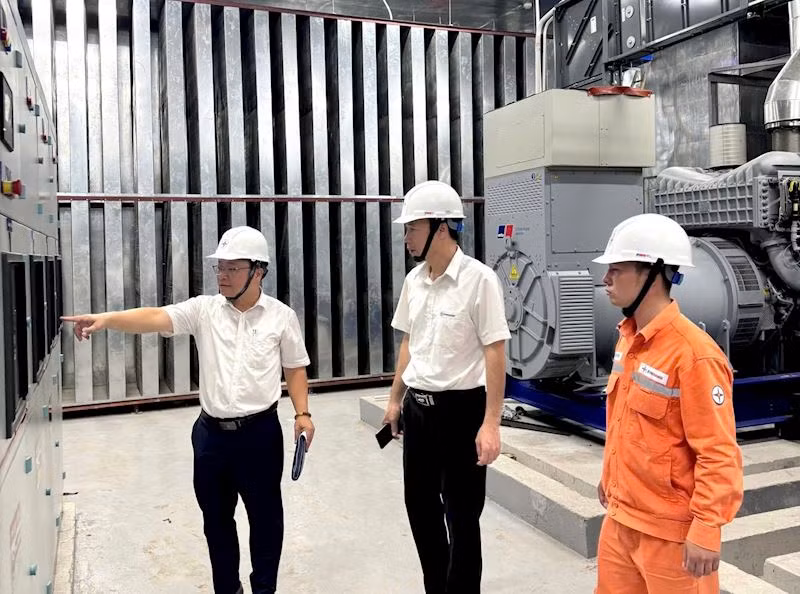 Cán bộ Công nhân viên EVNHANOI thực hiện kiểm tra thiết bị vận hành tại Trung tâm Hội chợ Triển lãm Quốc gia