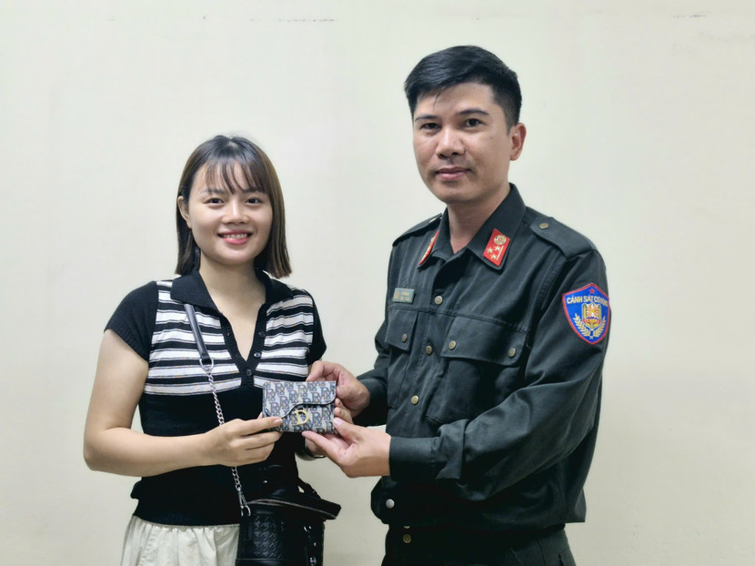 Thượng úy Lê Văn Ba trả lại tài sản cho chị Ngô Thị Nhung Thượng úy Lê Văn Ba trả lại tài sản cho chị Ngô Thị Nhung