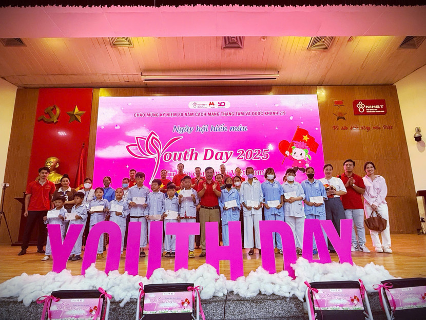 Thành viên CLB thể hiện tinh thần “Mỗi trái tim, một ngọn lửa anh hùng” Thành viên CLB thể hiện tinh thần “Mỗi trái tim, một ngọn lửa anh hùng”