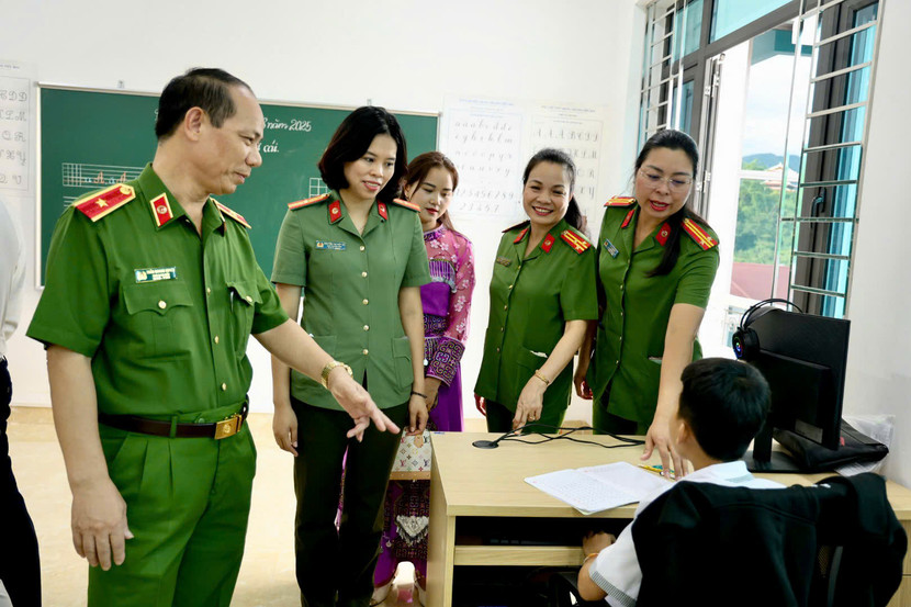 PGS.TS Trần Quang Huyên, Phó Giám đốc Học viện Cảnh sát nhân dân thăm hỏi học sinh vùng lũ PGS.TS Trần Quang Huyên, Phó Giám đốc Học viện Cảnh sát nhân dân thăm hỏi học sinh vùng lũ