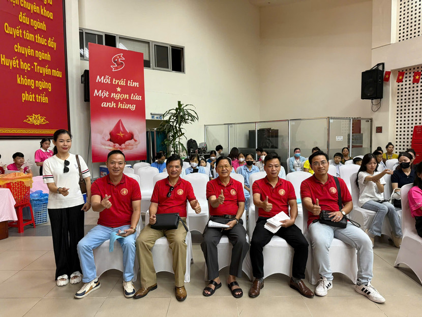 Thành viên CLB thể hiện tinh thần “Mỗi trái tim, một ngọn lửa anh hùng” Thành viên CLB thể hiện tinh thần “Mỗi trái tim, một ngọn lửa anh hùng”