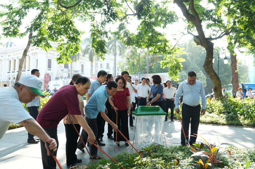 Chủ tịch UBND TP Hà Nội Trần Sỹ Thanh cùng cán bộ, nhân dân phường Cửa Nam dọn vệ sinh môi trường