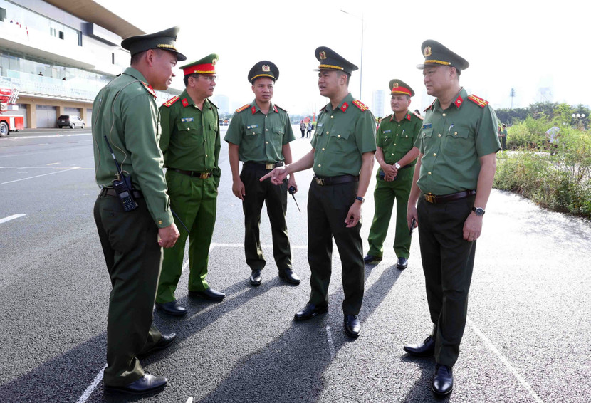 Đại tá Nguyễn Ngọc Quyền, Phó Bí thư Đảng ủy, Phó Giám đốc CATP Hà Nội chỉ đạo từng phần việc cụ thể để buổi diễu binh, diễu hành sắp tới phải thật sự thành công, ghi dấn ấn trong lòng nhân dân và du khách
