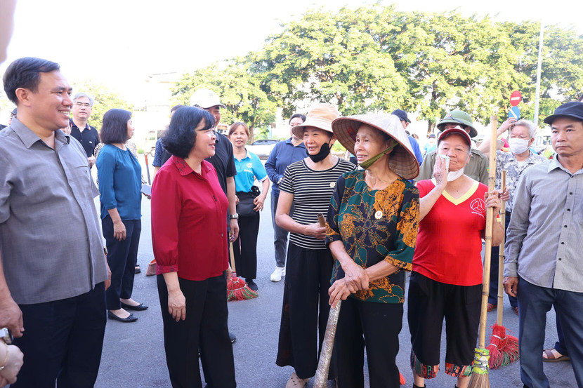 Đồng chí Bùi Thị Minh Hoài, Ủy viên Bộ Chính trị, Bí thư Thành ủy Hà Nội trao đổi với cán bộ và bà con nhân dân phường Xuân Đỉnh