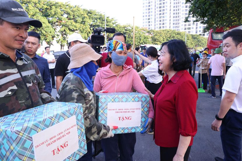 Bí thư Thành ủy Bùi Thị Minh Hoài tặng quà động viên bà con nhân dân và nhân viên môi trường