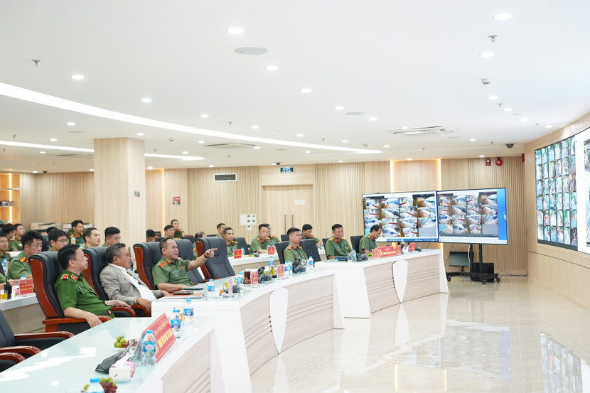 Trung tướng Nguyễn Thanh Tùng, Giám đốc CATP cho biết CATP đã huy động hơn 10.000 cán bộ, chiến sĩ làm nhiệm vụ tại các tuyến, chốt bảo vệ trọng điểm; hơn 5.000 đồng chí tham gia bảo đảm an ninh trật tự ở cơ sở