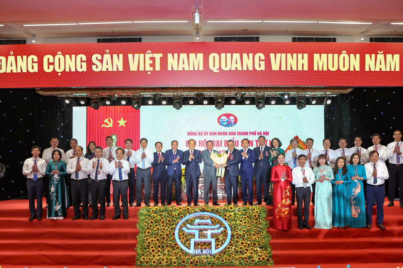 Phó Bí thư Thường trực Thành ủy Nguyễn Văn Phong tặng hoa chúc mừng Ban Chấp hành Đảng bộ UBND TP Hà Nội nhiệm kỳ 2025-2030