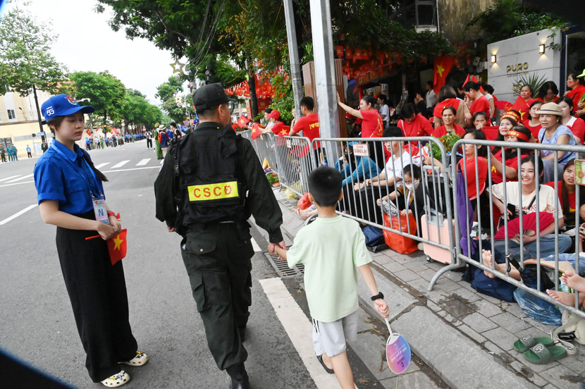 Thiếu tá Nguyễn Chí Kiên (Phòng Cảnh sát cơ động, CATP Hà Nội) tìm thấy và đưa cháu bé về với người thân