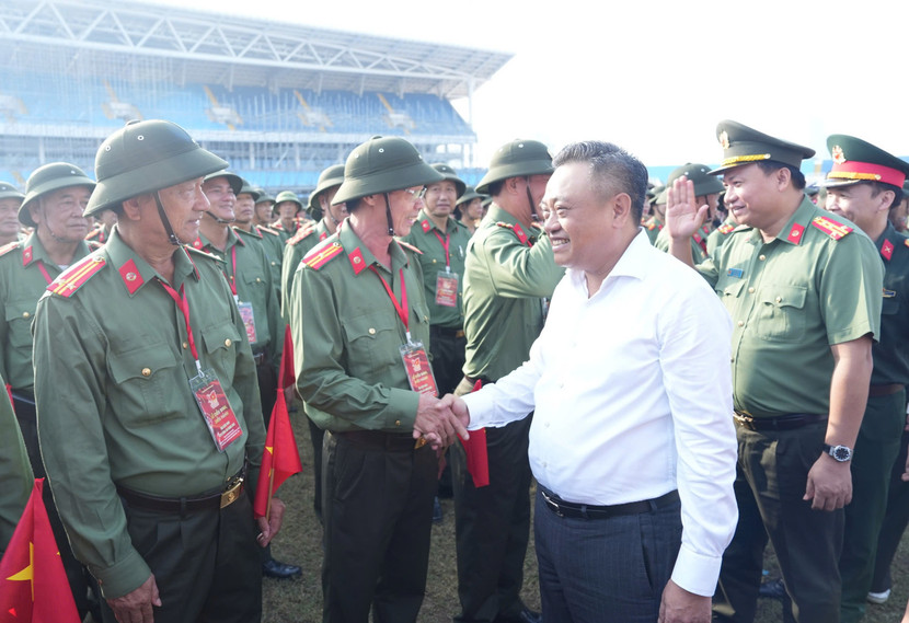 Chủ tịch UBND TP Hà Nội Trần Sỹ Thanh thăm hỏi khối cựu CAND đang tập luyện tham gia diễu binh, diễu hành kỷ niệm 80 năm Cách mạng tháng Tám và Quốc khánh 2/9