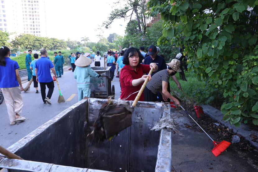 Đồng chí Bùi Thị Minh Hoài, Ủy viên Bộ Chính trị, Bí thư Thành ủy Hà Nội cùng cán bộ và nhân dân phường Xuân Đỉnh dọn vệ sinh môi trường