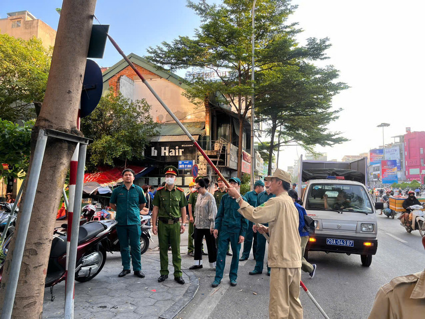 Trong sáng nay, lực lượng chức năng ở 126 xã, phường cũng đồng loạt ra quân tổng vệ sinh, dọn dẹp môi trường