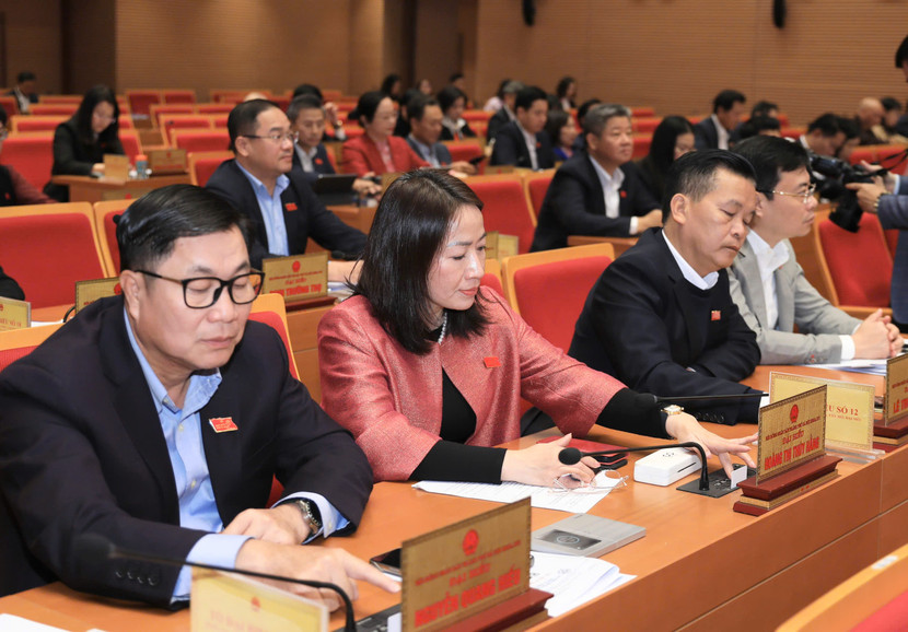 Các đại biểu bấm nút thông qua Nghị quyết