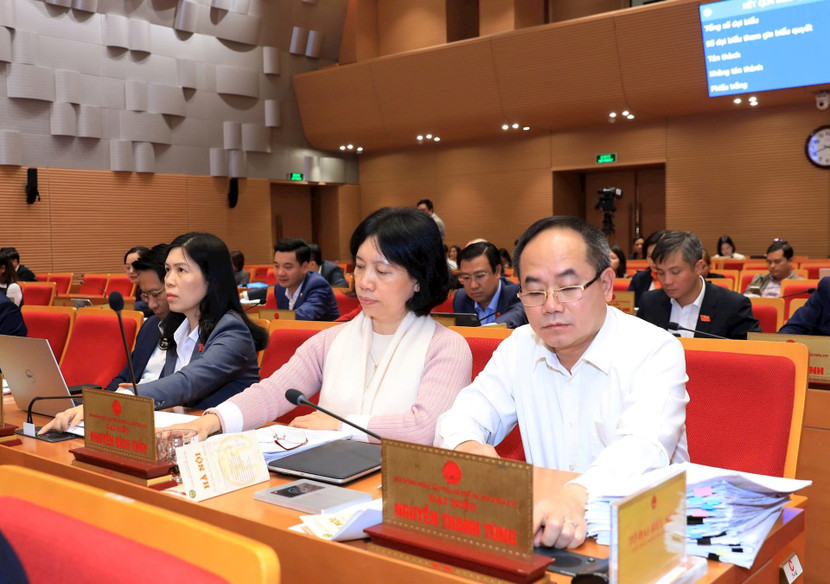 Các đại biểu bấm nút thông qua Nghị quyết Các đại biểu bấm nút thông qua Nghị quyết