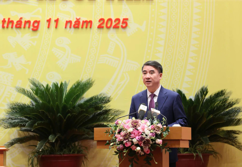 Phó Chủ tịch UBND TP Hà Nội Nguyễn Xuân Lưu báo cáo tại kỳ họp