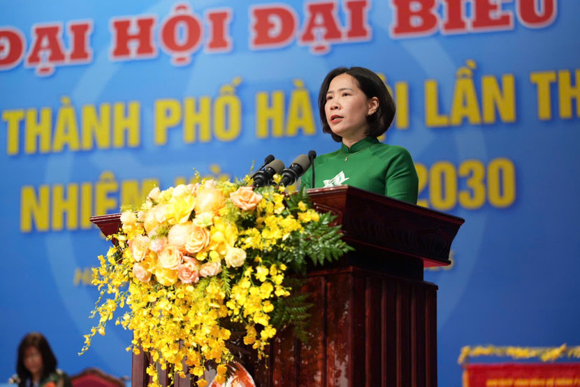 Chủ tịch Hội LHPN TP Hà Nội Lê Kim Anh phát biểu tại đại hội
