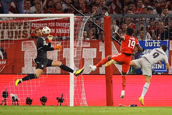 Một trong hai pha bỏ lỡ đáng tiếc của Lewandowski