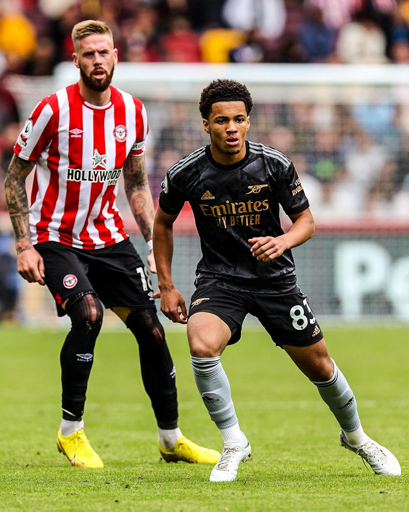 Ethan Nwareni (áo đen) là cầu thủ trẻ nhất lịch sử ra sân ở Premier League Ethan Nwareni (áo đen) là cầu thủ trẻ nhất lịch sử ra sân ở Premier League