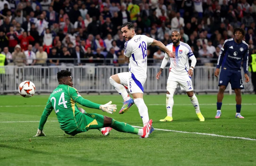 Onana bắt bóng hỏng giúp Cherki gỡ hòa cho Lyon