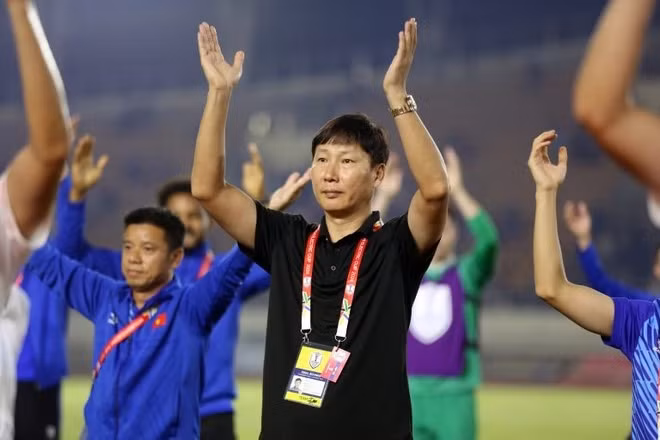 HLV Kim Sang-sik dẫn dắt các ngôi sao Đông Nam Á gặp Man United HLV Kim Sang-sik dẫn dắt các ngôi sao Đông Nam Á gặp Man United