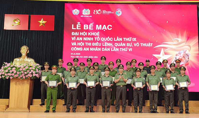 Thiếu tướng Phạm Kim Đĩnh trao kỷ niệm chương cho đại diện các đoàn đoạt giải