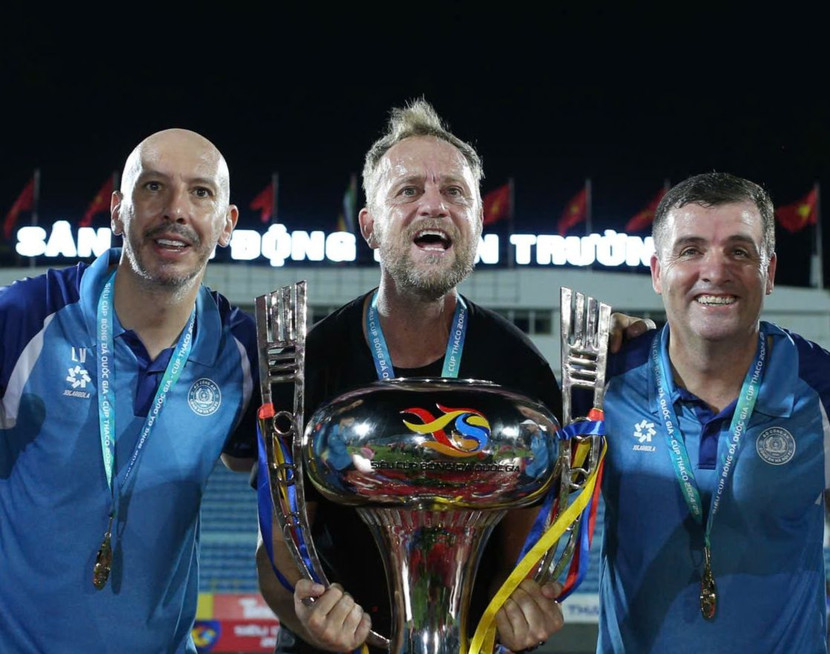 HLV Mano Polking và cộng sự nâng chiếc Siêu cúp quốc gia 2025 vừa giành được