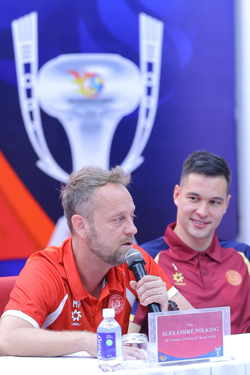 HLV Polking và thủ môn Nguyễn Filip