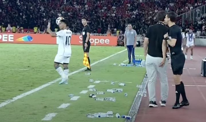 U23 Indonesia vẫn ấm ức vì những chai nước này