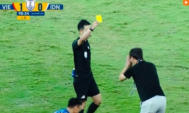 Hành động gây nhiều tranh cãi của HLV Kim Sang-sik Hành động gây nhiều tranh cãi của HLV Kim Sang-sik