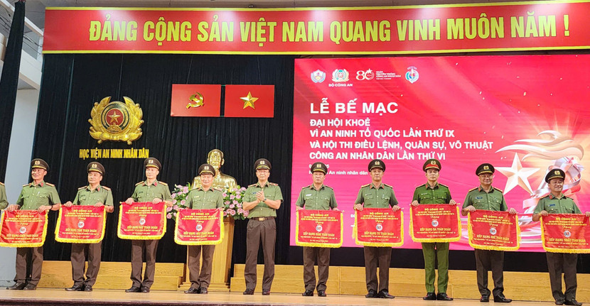 Đoàn CATP Hà Nội (thứ hai từ phải qua) đoạt giải Nhì toàn đoàn
