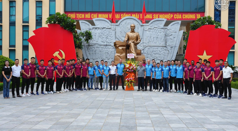 CLB Công an Hà Nội báo công dâng Bác