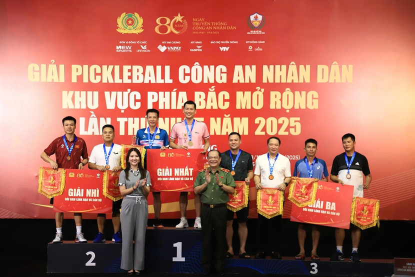 Thiếu tướng Lê Xuân Đức, Chánh VP Hiệp hội Thể thao CAND Việt Nam trao giải cho các cặp đôi nam lãnh đạo và cán bộ Thiếu tướng Lê Xuân Đức, Chánh VP Hiệp hội Thể thao CAND Việt Nam trao giải cho các cặp đôi nam lãnh đạo và cán bộ