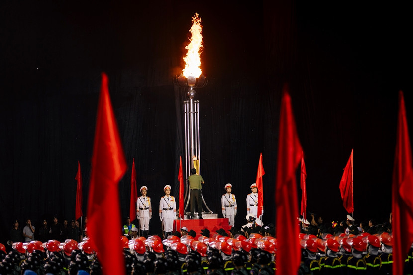 Thượng tướng Lê Văn Tuyến - Thứ trưởng Bộ Công an thực hiện nghi thức thắp sáng ngọn đuốc tại Lễ khai mạc Đại hội khỏe và Hội thi