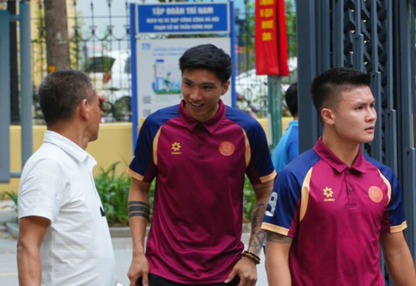 Đoàn Văn Hậu (giữa) xuất hiện trở lại