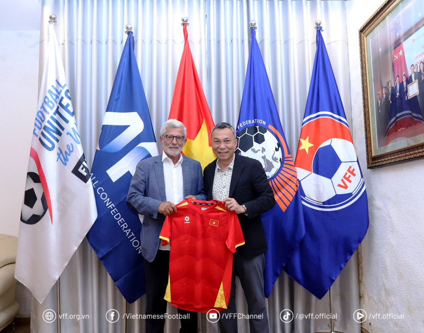 Chủ tịch VFF tặng HLV Calisto chiếc áo đấu hiện tại của ĐT Việt Nam Chủ tịch VFF tặng HLV Calisto chiếc áo đấu hiện tại của ĐT Việt Nam