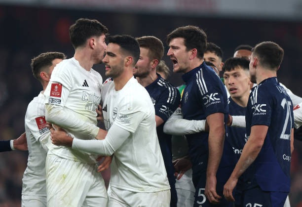 Maguire bực tức hét vào mặt Havertz