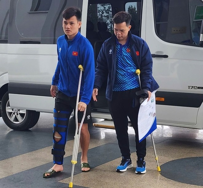 Tấn Tài (trái) chống nạng di chuyển ở ASEAN Cup 2024