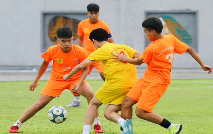 Những pha tranh chấp quyết liệt thể hiện sự ngang tài ngang sức giữa hai đội