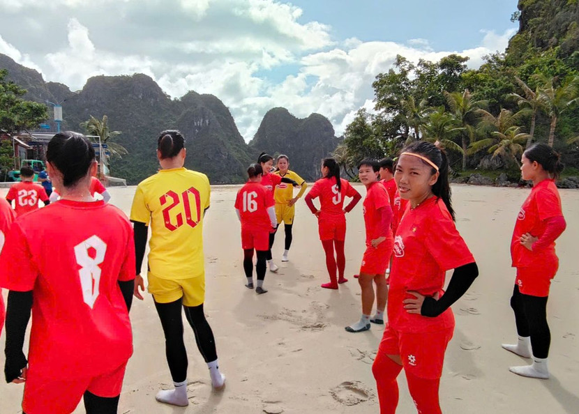 Huỳnh Như và đồng đội trong buổi tập ở Quảng Ninh sáng 23-7