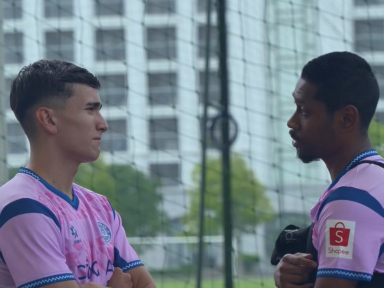 Brandon Ly (trái) trò chuyện cùng đàn anh Jason Quang Vinh trong ngày đầu tập cùng CLB Công an Hà Nội