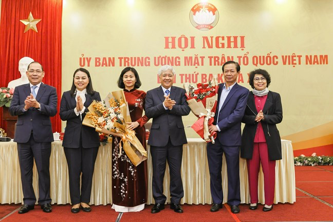 Ban Thường trực Ủy ban Trung ương MTTQ Việt Nam tặng hoa chúc mừng 2 vị tham gia Ủy ban, Đoàn Chủ tịch Ủy ban Trung ương MTTQ Việt Nam khóa X Ban Thường trực Ủy ban Trung ương MTTQ Việt Nam tặng hoa chúc mừng 2 vị tham gia Ủy ban, Đoàn Chủ tịch Ủy ban Trung ương MTTQ Việt Nam khóa X